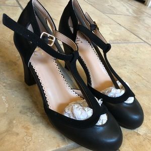 Women’s T-Strap Round Toe Mary Jane Pumps